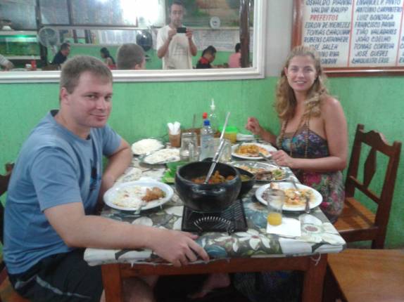 Com o amigo Rodrigo, no tradicional reataurante Remanso do Tucunaré, em Porto Velho, capital de Rondônia